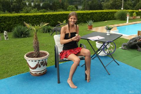 Sara Kay in Als Scan set Summer Break